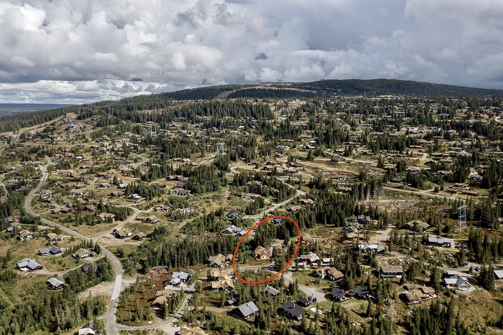 Flyfoto av hyttefeltet på Hafjell Panorama om sommeren, hytta markert